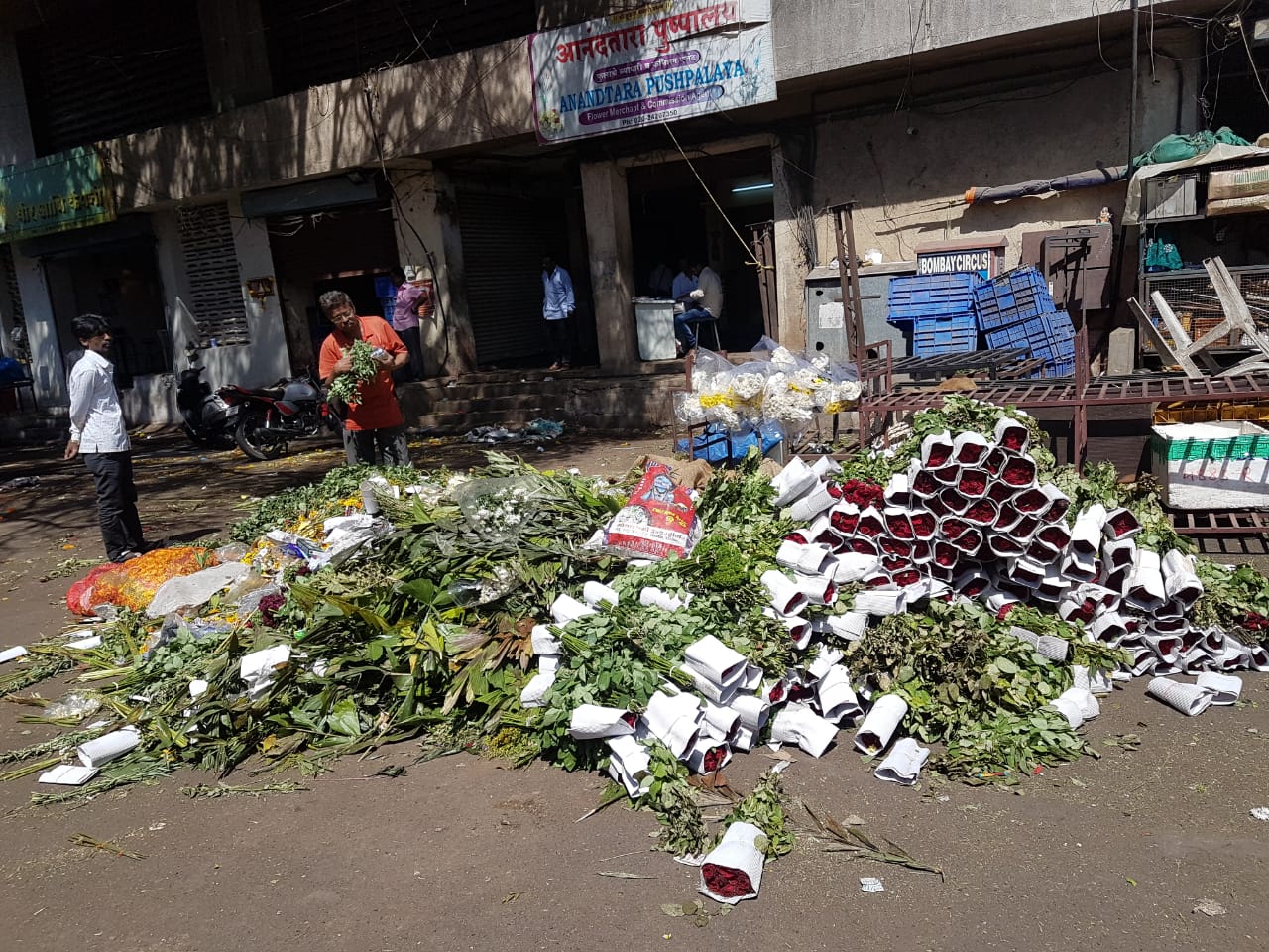 flowers dumped in ghazipur mandi during lockdown..jpeg