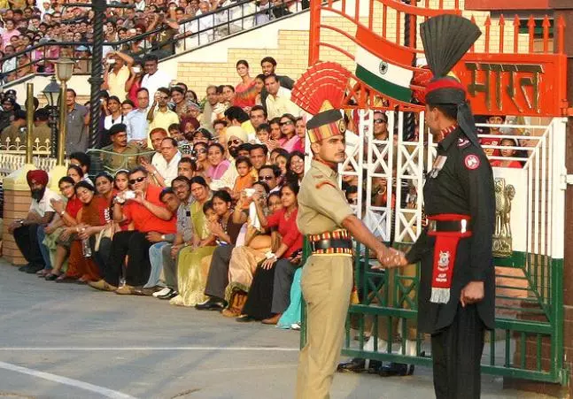 भारत, पाकिस्तान ने किया शांति की तरफ़ रुख