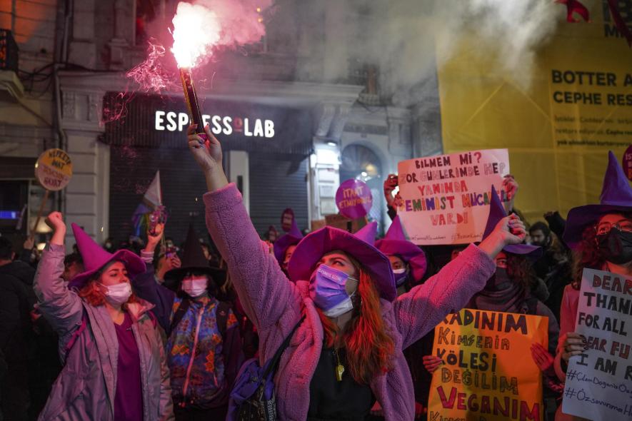 Police Turkey fired tear gas to stop female protesters