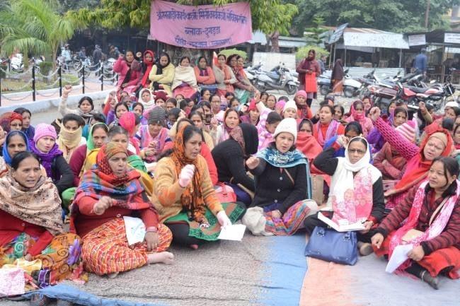 यहां हक़ मांगना मना है... उत्तराखंड में मानदेय की मांग करने पर आंगनबाड़ी कार्यकर्ताओं को कार्रवाई की चेतावनी